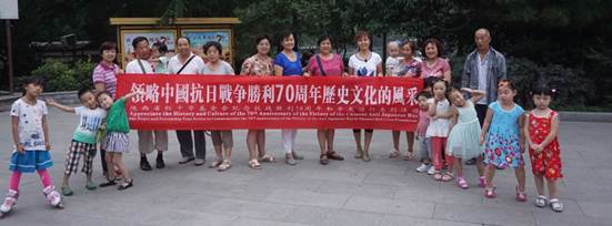 图2、男女老幼领略中国抗日战争胜利70周年历史文化的风采。    张百庆  摄