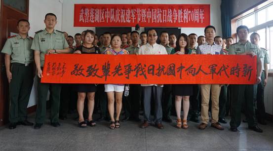 图5、新时代军人向中国抗日战争先辈致敬！    张百庆  摄