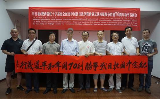 图8、“纪念中国抗日战争胜利70周年和平道义行”的各界代表人士参与和平书画会。    张百庆  摄