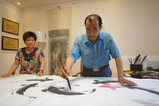 图13、刘吉墩大师（右）与郑士芸画师伉俪为抗日战争胜利70周年创作新精品。    张百庆  摄