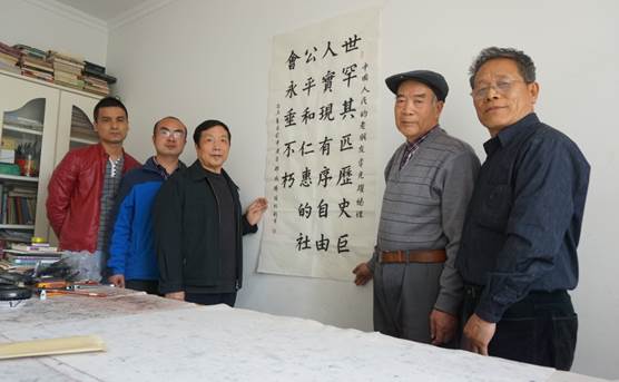图15、书画艺术大师段纪凯同民众以书作领略中国抗日战争胜利历史文化联系世界和平友谊。    张百庆  摄