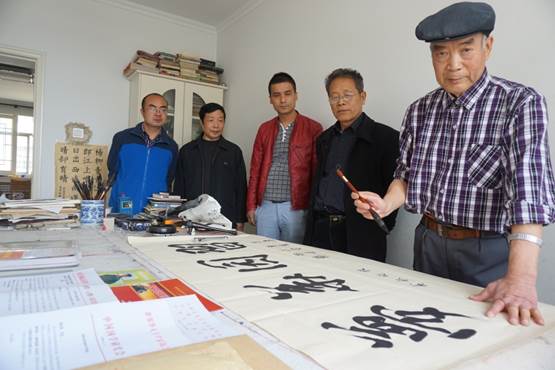 图14、书画艺术大师段纪凯义书“习圆华梦”惠赠各界领略中国抗日战争胜利历史文化的风采。    张百庆  摄