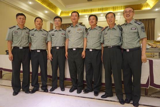 图17、陕西陆军预备役第141步兵师政委彭非大校（中）同主要预任军官在本部作战史迹展室合照。    张百庆  摄